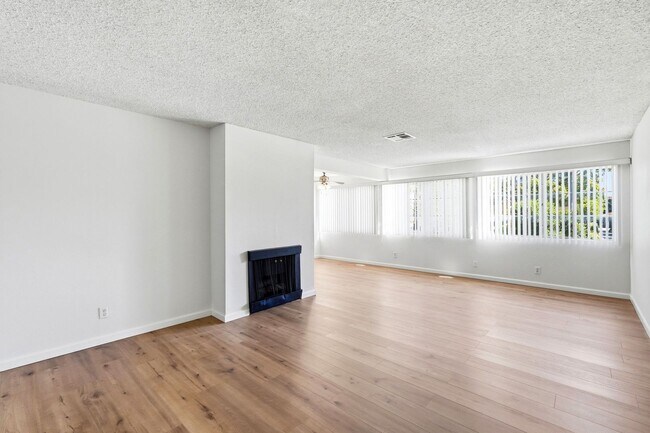 Building Photo - FIRST FLOOR 2BR + 2BA CONDO IN PASADENA!