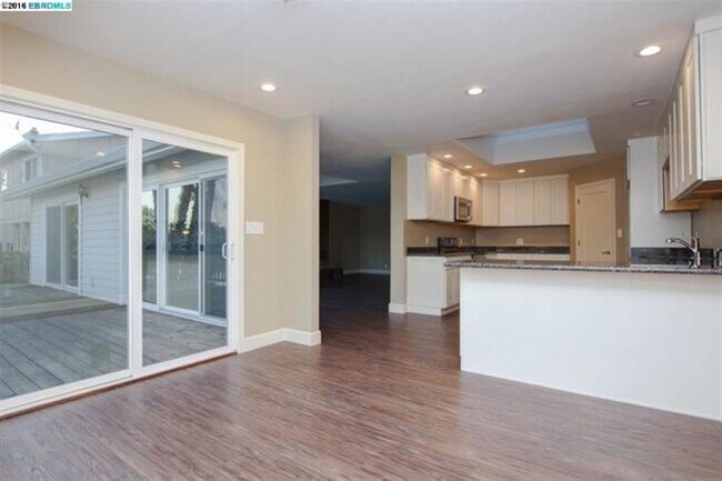 Building Photo - 1345 Shell Ct