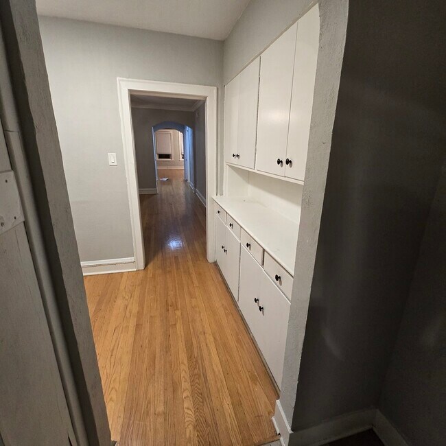 Building Photo - 7529 N Claremont Ave