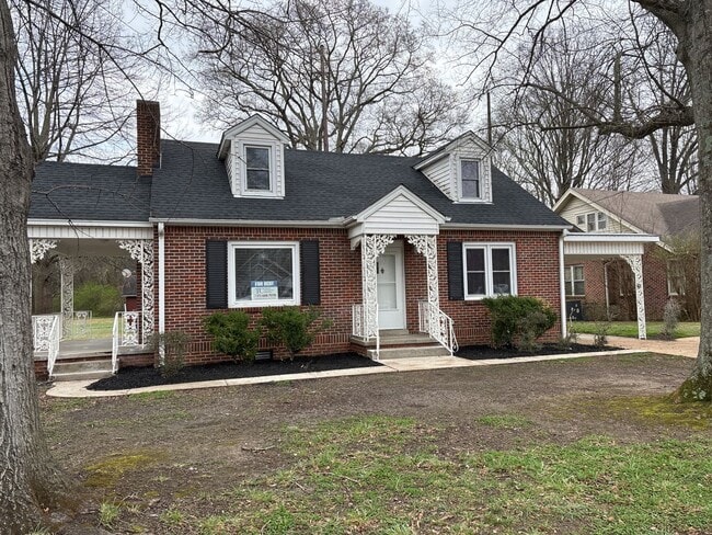 Building Photo - 4 Bedroom House / South Jackson