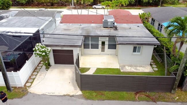 Building Photo - Charming Hollywood Home