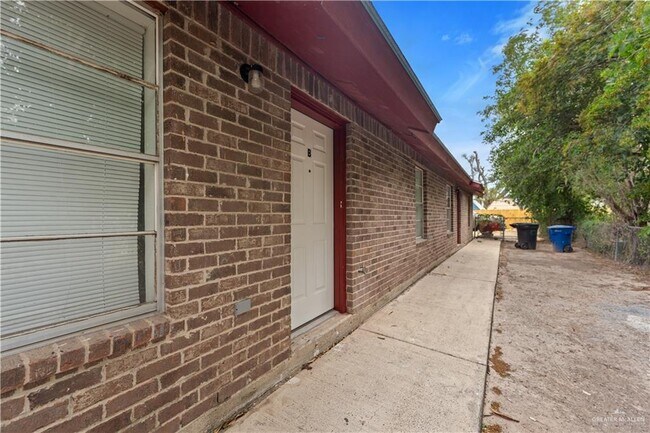 Building Photo - 2109 Datepalm Ave