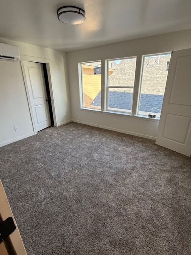 Building Photo - 504 S 5th St