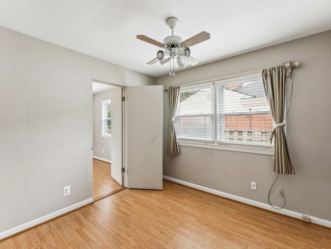 Building Photo - Easy one level living on a 1/3 acre corner lot!