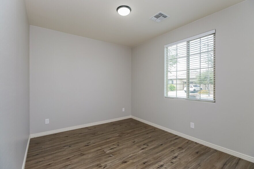 Building Photo - 20998 E Pecan Ln