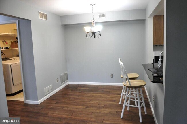 Building Photo - 903A Sedgefield Dr