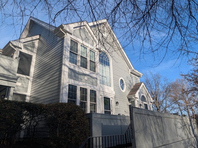 Building Photo - Inviting Townhome Living in Desirable Reston Community
