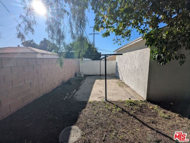 Building Photo - 6208 S Fairfax Ave