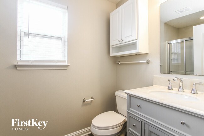 Building Photo - 529 Streamside Dr