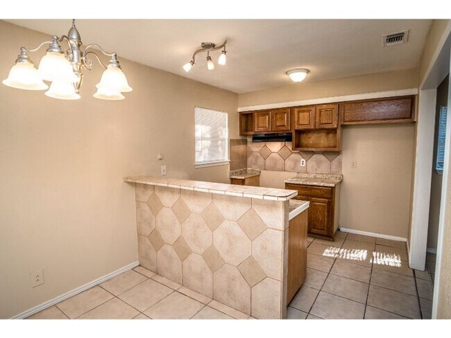 Building Photo - Nice and Convenient Home