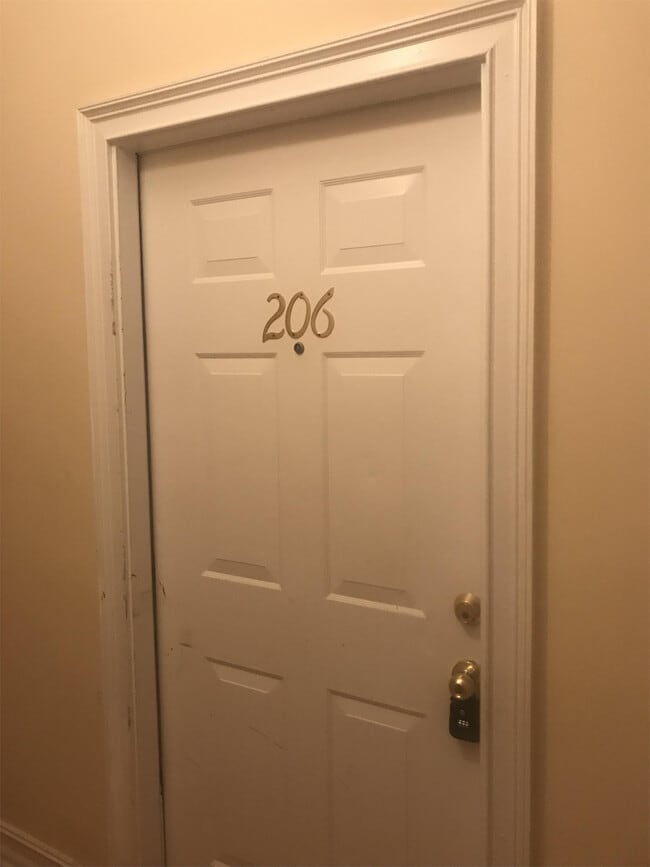 Primary Photo - 133 S Hill St