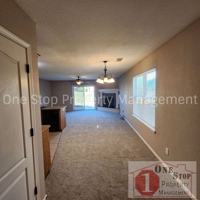 Building Photo - Generously Sized 3 bedroom, 2.5 bathroom i...