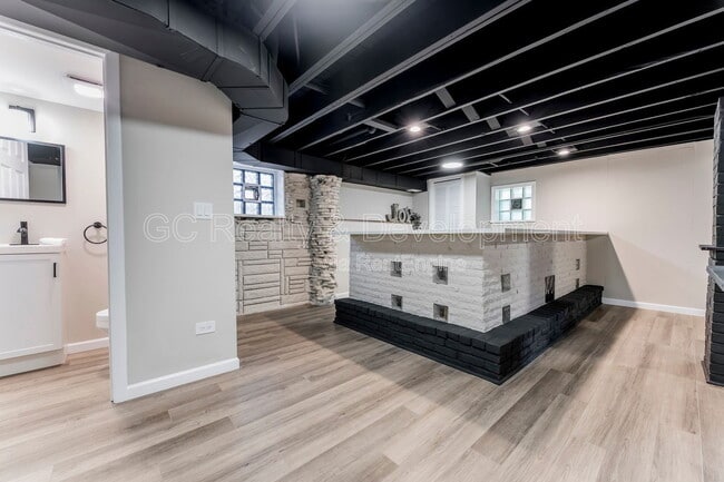 Building Photo - 3303 Division St