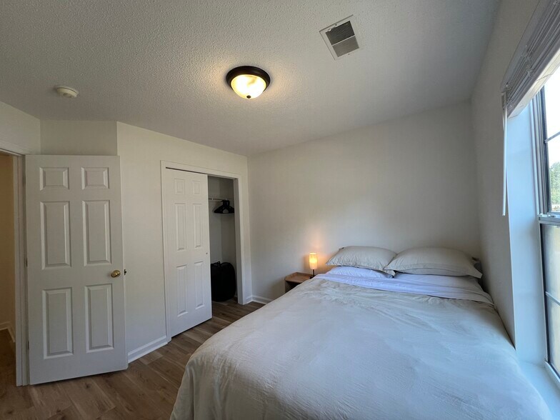 Building Photo - 5343 Tidewater Dr