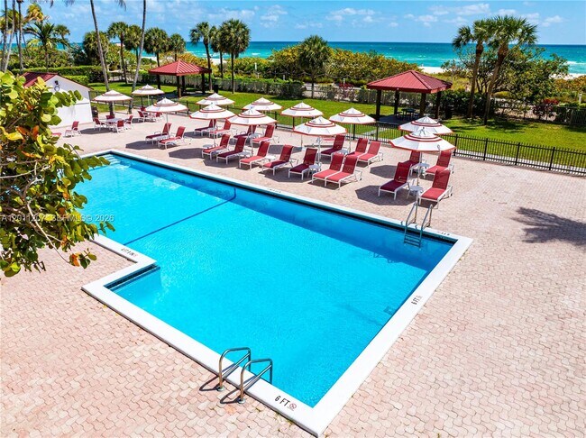 Building Photo - 2555 Collins Ave