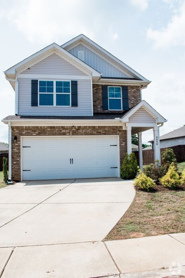 Building Photo - Spacious 3-Bedroom Home with Loft – Minute...