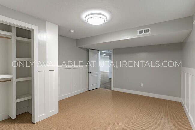 Building Photo - 4143 N Fairfield Dr