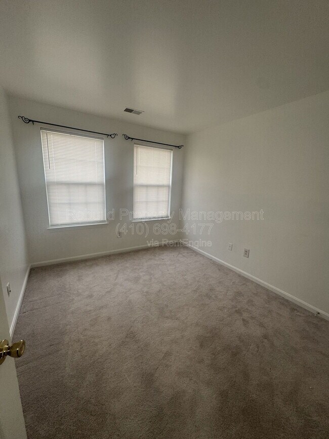 Building Photo - 54 Royalty Cir