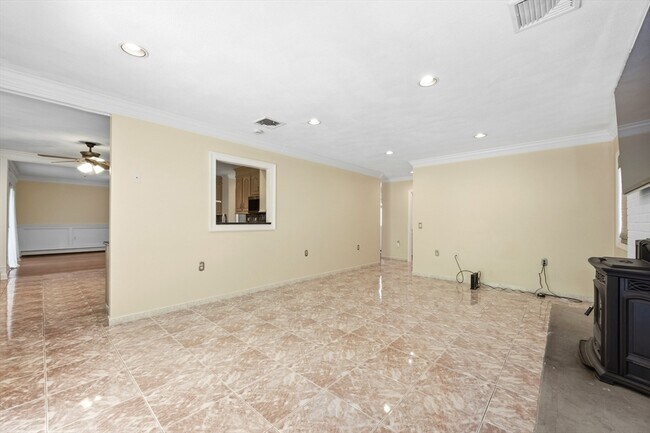 Building Photo - 12 Parkway Dr
