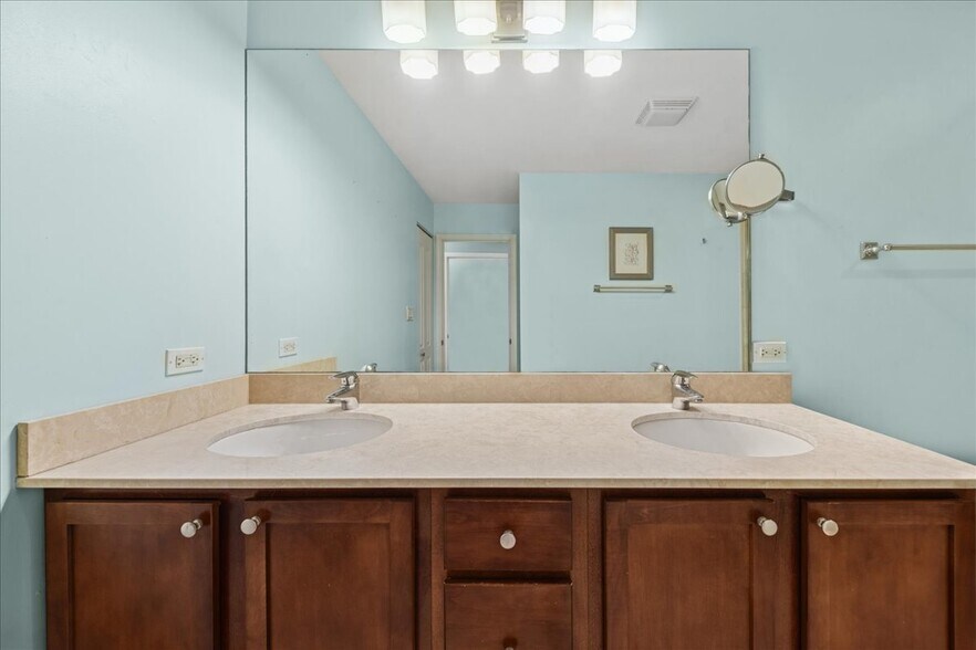 Building Photo - 2511 N Milwaukee Ave