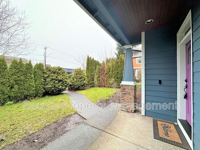 Building Photo - 727 NE 65th Ct