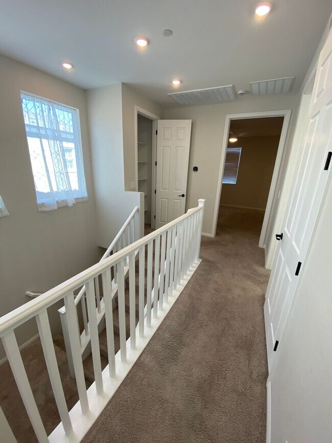 Building Photo - AMERICANA Property Mgmt - 3beds - 2 1/2baths Newly Townhouse in Henderson.