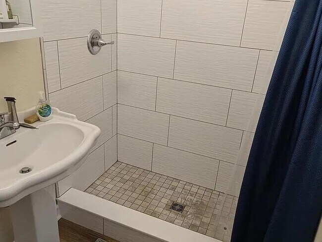 Building Photo - 1809 Tyndall Dr