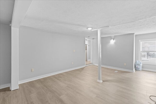 Building Photo - Newly Renovated 3 bedroom home in Burlington