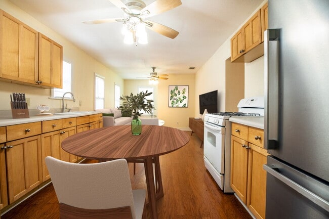 Building Photo - 3br / 2ba house in Woodlawn terrace, close...