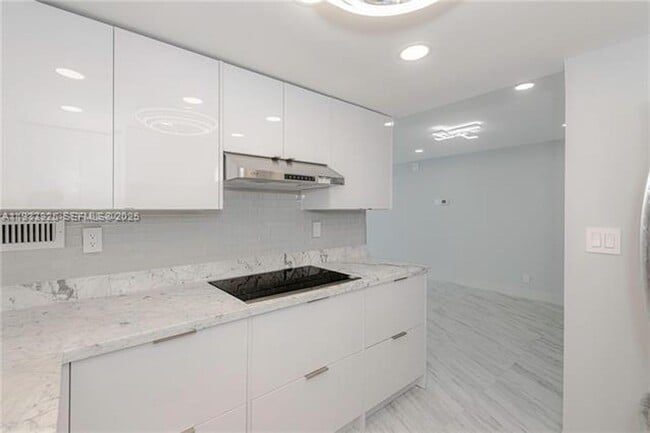 Building Photo - 3180 S Ocean Dr