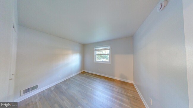 Building Photo - 1216 Downs Dr