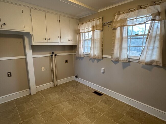 Building Photo - 152 Wildwood Dr