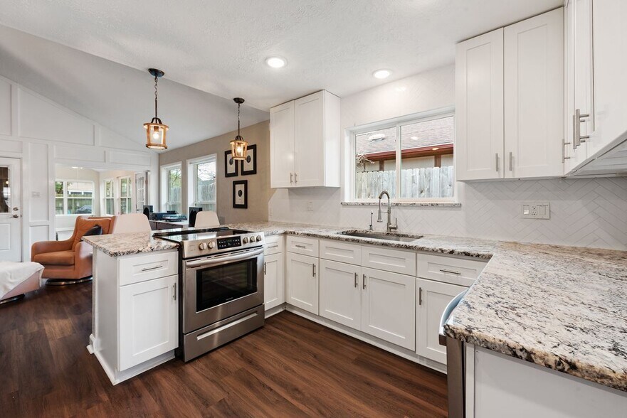 Building Photo - 2907 Broadmoor Dr