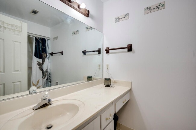 Building Photo - Fully Furnished Home