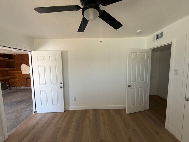 Building Photo - WoW! Newley Remodeled 3 BD 1 Ba house with a 1 Car Garage in East Bakersfield