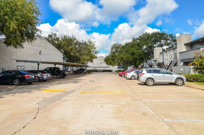 Building Photo - Wonderful 2 bedroom condo in a gated commu...