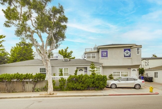 Building Photo - Price drop! Cozy Home Between Mission Beac...