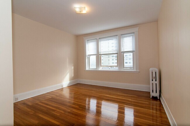 Building Photo - Very Nice 3 bed 1.5 Bath in Coolidge Corner....