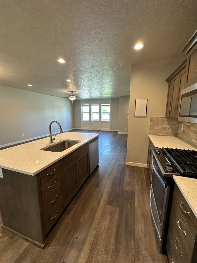 Building Photo - Modern Townhome Near Eagle Greenbelt..3-be...