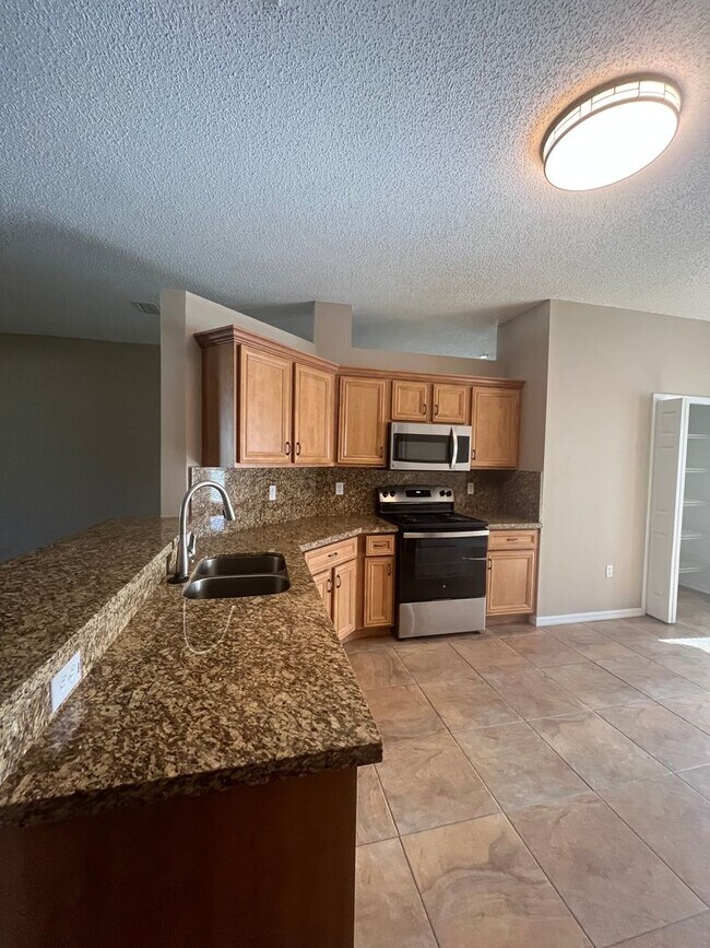 Building Photo - Updated Single family 3 / 2 with Screened ...