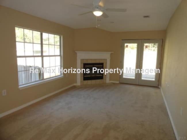 Building Photo - Nicely updated 2/2 home.