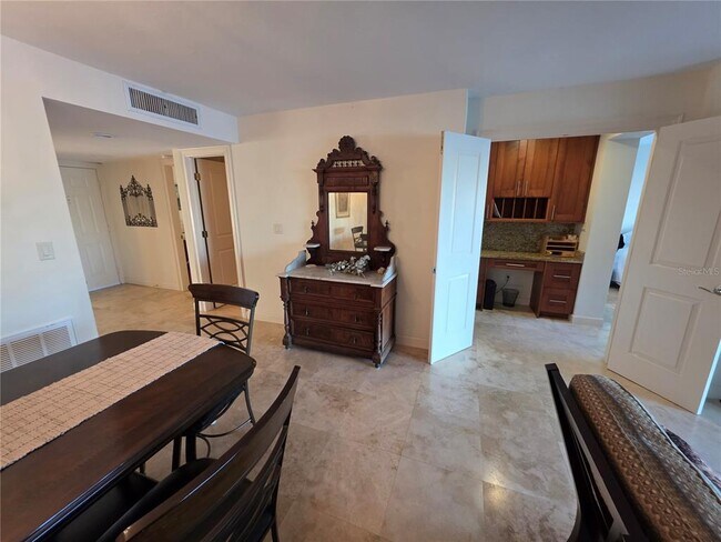 Building Photo - 6100 Bahia Del Mar Cir N