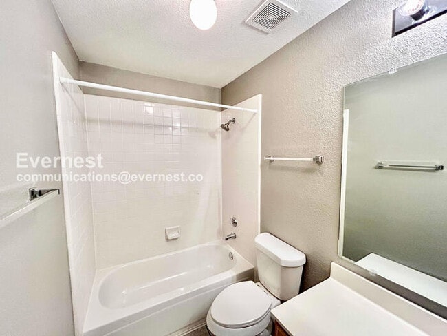 Building Photo - 3 Bed, 2 Bath with Fenced Yard & Garage / Pet-Friendly / Available Now!