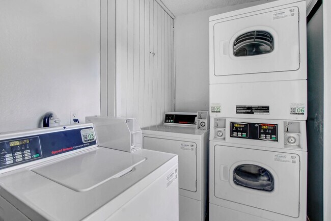 Building Photo - Newly renovated studio apartment with park...