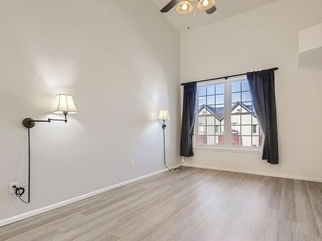 Building Photo - Stunning 2 bedroom 2 bath with loft in Aurora!