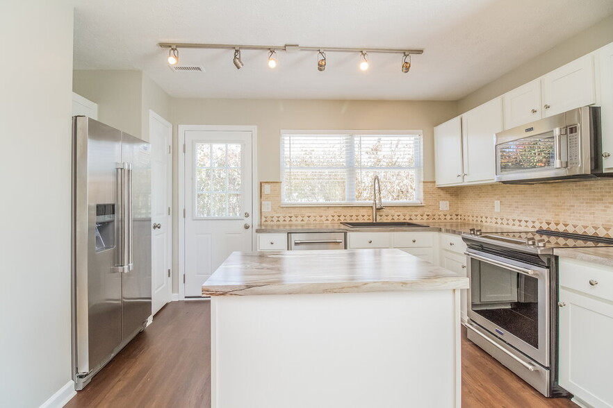 Building Photo - 2300 Crescent Valley Pl