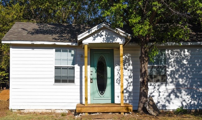 Building Photo - 1 Bed 1 Bath Cottage