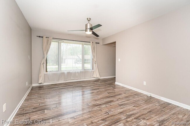 Building Photo - 668 Sherry Dr