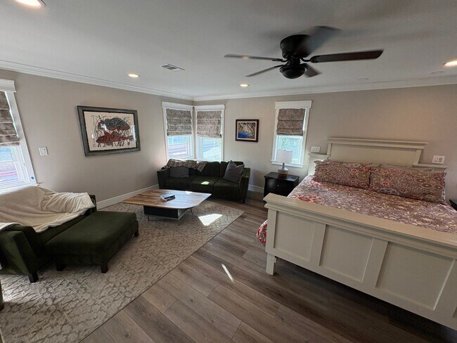 Building Photo - Remodeled Craftsman style 3 bedroom (with 4th office/bedroom), 3 bathroom home - this is NOT your...