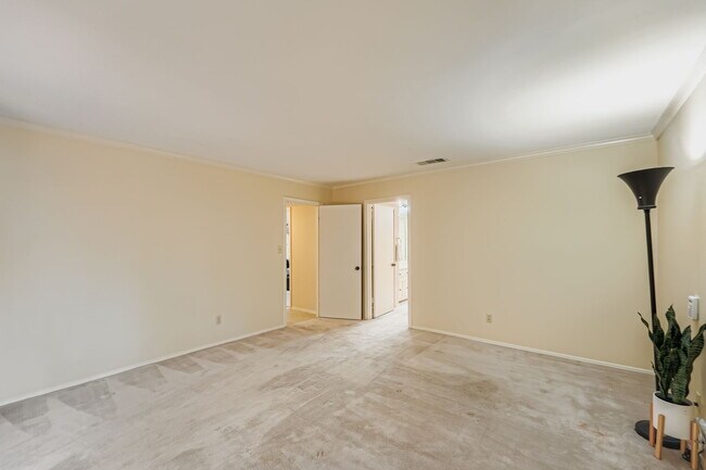 Building Photo - Spacious 3-Bed Townhome in Northwest Hills – Over 3,200 Sq Ft with Courtyard & 2-Car Garage